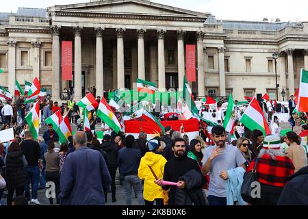 Westminster, London, Großbritannien. 22. Oktober 2022. Auf dem Trafalgar Square vor der Nationalgalerie findet ein Protest zur Unterstützung des ermordeten 22-jährigen Mahsa Amini statt. Foto: Paul Lawrenson/Alamy Live News Stockfoto
