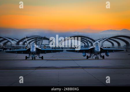 Zwei US Marine Corps FA-18 Hornets sitzen bei Sonnenaufgang auf dem Asphalt für die Miramar Airshow 2022 in San Diego, Kalifornien. Stockfoto