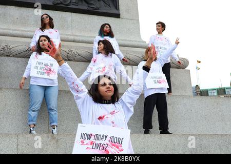 Westminster, London, Großbritannien. 22. Oktober 2022. Auf dem Trafalgar Square vor der Nationalgalerie findet ein Protest zur Unterstützung des ermordeten 22-jährigen Mahsa Amini statt. Foto: Paul Lawrenson/Alamy Live News Stockfoto