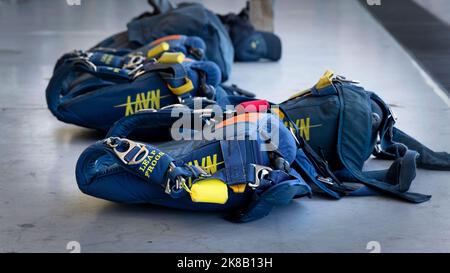 Die Fallschirme der US Navy Leap Frog sitzen in einem Kleiderbügel auf dem Boden, bevor sie ihren Flug besteigen, um auf der Miramar Airshow 2022 in San Diego, Califor, zu springen Stockfoto