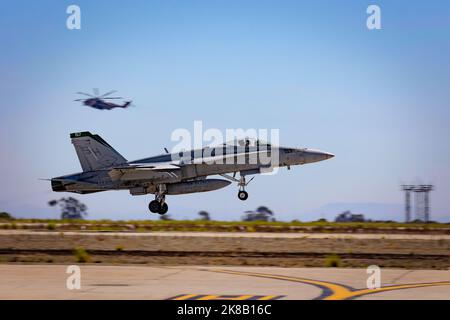 Während der Teilnahme an der Marine Air-Ground Task Force (MAGTF)-Demonstration am 202 hebt ein FA-18 Hornet ab, während ein H-53 Seehengst umkreist Stockfoto