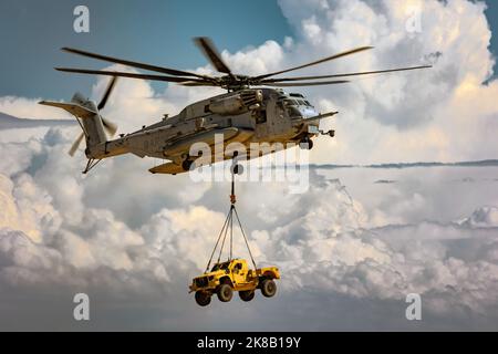 Ein H-53 Seehengst bringt ein Fahrzeug zur Demonstration der Marine Air-Ground Task Force (MAGTF) auf der Miramar Airshow 2022 in San Diego, Kalifornien. Stockfoto