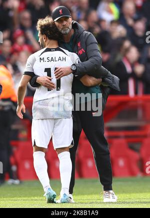 Nottingham, Großbritannien. 22. Oktober 2022. Jurgen Klopp-Manager von Liverpool umarmt Mohamed Salah von Liverpool nach dem Spiel der Premier League auf dem City Ground in Nottingham. Bildnachweis sollte lauten: Darren Staples/Sportimage Credit: Sportimage/Alamy Live News Stockfoto