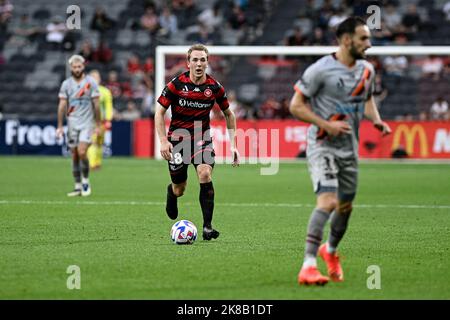 22.. Oktober 2022 : CommBank Stadium, Sydney, Australien; A-League Football Western Sydney Wanderers versus Brisbane Roar; Calem Nieuwenhof of Western Sydney Wanderers läuft mit dem Ball Stockfoto