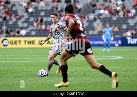 22.. Oktober 2022 : CommBank Stadium, Sydney, Australien; A-League Football Western Sydney Wanderers versus Brisbane Roar; Scott Neville von Brisbane Roar sucht nach Passoptionen Stockfoto