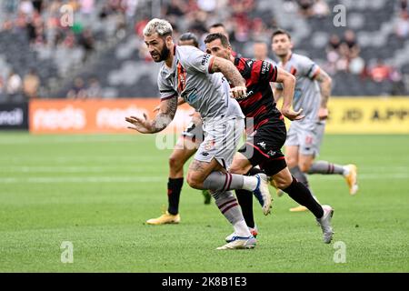 22.. Oktober 2022 : CommBank Stadium, Sydney, Australien; A-League Football Western Sydney Wanderers versus Brisbane Roar; Charlie Austin von Brisbane Roar läuft in den Raum für einen Pass Stockfoto