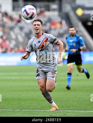 22.. Oktober 2022 : CommBank Stadium, Sydney, Australien; A-League Football Western Sydney Wanderers versus Brisbane Roar; Joe Knowles of Brisbane Roar jagt den Durchgangsball Stockfoto