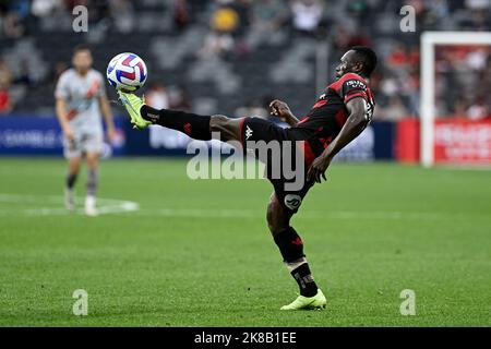 22.. Oktober 2022 : CommBank Stadium, Sydney, Australien; A-League Football Western Sydney Wanderers gegen Brisbane Roar; Adama Traore von Western Sydney Wanderers kontrolliert den hohen Ball Stockfoto