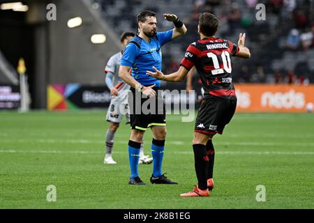 22.. Oktober 2022 : CommBank Stadium, Sydney, Australien; A-League Football Western Sydney Wanderers versus Brisbane Roar; Schiedsrichter Ben Abraham signalisiert Milos Ninkovic von Western Sydney Wanderers einen hohen Aufstart Stockfoto