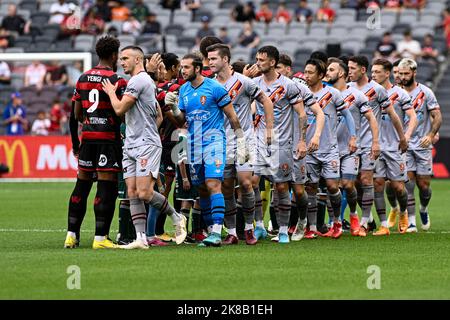 22.. Oktober 2022 : CommBank Stadium, Sydney, Australien; A-League Football Western Sydney Wanderer gegen Brisbane Brüllen; die Teams schütteln sich vor dem Spiel die Hände Stockfoto