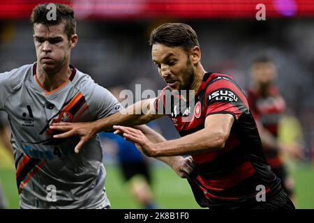 22.. Oktober 2022 : CommBank Stadium, Sydney, Australien; A-League Football Western Sydney Wanderers versus Brisbane Roar; Milos Ninkovic von Western Sydney Wanderers schiebt an Connor Chapman of Brisbane Roar vorbei, um den Ball zu spielen Stockfoto