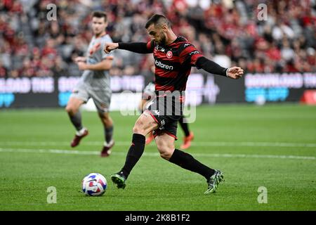 22.. Oktober 2022 : CommBank Stadium, Sydney, Australien; A-League Football Western Sydney Wanderers gegen Brisbane Roar; Sulejman Krpic von Western Sydney Wanderers überquert den Ball zum Tor Stockfoto