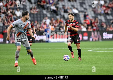 22.. Oktober 2022 : CommBank Stadium, Sydney, Australien; A-League Football Western Sydney Wanderers versus Brisbane Roar; Milos Ninkovic von Western Sydney Wanderers läuft in Richtung Jack Hingert von Brisbane Roar Stockfoto