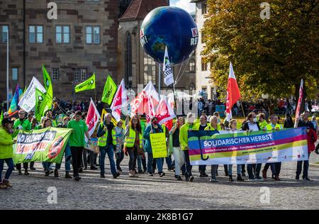 Stuttgart, Deutschland. 22. Oktober 2022. Zahlreiche Menschen nehmen an einer Demonstration Teil und fordern unter anderem effektive kurzfristige Hilfsmaßnahmen, eine Strom- und Gaspreisgrenze, weitere Energiezuschüsse und ein Ende der Abhängigkeit von fossilen Brennstoffen. Die Demonstrationen unter dem Motto "Solidarity Autumn" finden bundesweit statt. Quelle: Christoph Schmidt/dpa/Alamy Live News Stockfoto