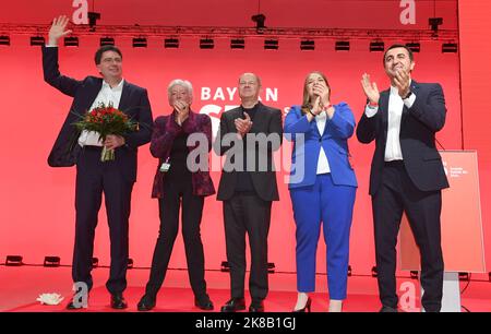 München, Deutschland. 22. Oktober 2022. Florian von Brunn (l-r), Landeschef der SPD in Bayern und Spitzenkandidat für die Landtagswahl 2023, Renate Schmidt, SPD-Politikerin, Bundeskanzler Olaf Scholz, Ronja Endres-Landeschef der Bayerischen SPD und Arif Tasdelen, generalsekretär der Bayerischen SPD steht am Ende der Landesparteikonferenz der SPD Bayern in den Eisbach-Studios auf der Bühne. Quelle: Felix Hörhager/dpa/Alamy Live News Stockfoto