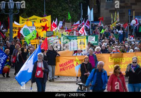 Stuttgart, Deutschland. 22. Oktober 2022. Zahlreiche Menschen nehmen an einer Demonstration Teil und fordern unter anderem effektive kurzfristige Hilfsmaßnahmen, eine Strom- und Gaspreisgrenze, weitere Energiezuschüsse und ein Ende der Abhängigkeit von fossilen Brennstoffen. Die Demonstrationen unter dem Motto "Solidarity Autumn" finden bundesweit statt. Quelle: Christoph Schmidt/dpa/Alamy Live News Stockfoto