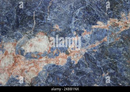 Sodalit - blaues Massiv mit Biotit und Feldspat Stockfoto