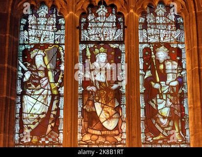 Buntglasfenster in St. Mary's Church, Eastham, Großbritannien, das König David usw. zeigt Stockfoto