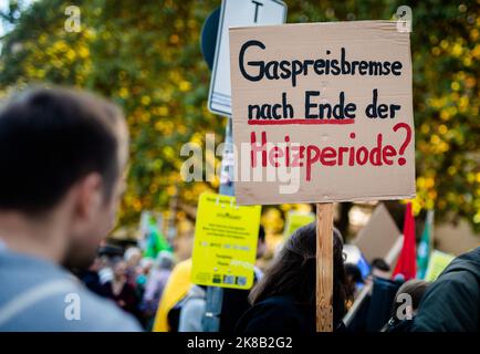 Stuttgart, Deutschland. 22. Oktober 2022. „Gaspreisbremse nach Ende der Heizperiode?“ Steht auf dem Schild eines Teilnehmers einer Demonstration am Schlossplatz. Die Demonstranten fordern unter anderem kurzfristig wirksame Hilfsmaßnahmen, eine Strompreis- und Gaspreisgrenze, weitere Energiezuschüsse und ein Ende der Abhängigkeit von fossilen Brennstoffen. Die Demonstrationen unter dem Motto "Solidarity Autumn" finden bundesweit statt. Quelle: Christoph Schmidt/dpa/Alamy Live News Stockfoto