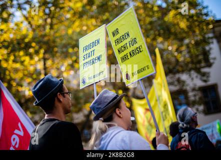 Stuttgart, Deutschland. 22. Oktober 2022. „Frieden statt Einfrieren!“ Und „Wir frieren nicht für ihre Krise ein!“ Auf den Schildern der Teilnehmer einer Demonstration auf dem Schlossplatz stehen. Die Demonstranten fordern unter anderem effektive kurzfristige Hilfsmaßnahmen, eine Strompreis- und Gaspreisgrenze, weitere Energiezuschüsse und ein Ende der Abhängigkeit von fossilen Brennstoffen. Die Demonstrationen unter dem Motto „Solidaritätsherbst“ finden bundesweit statt. Quelle: Christoph Schmidt/dpa/Alamy Live News Stockfoto