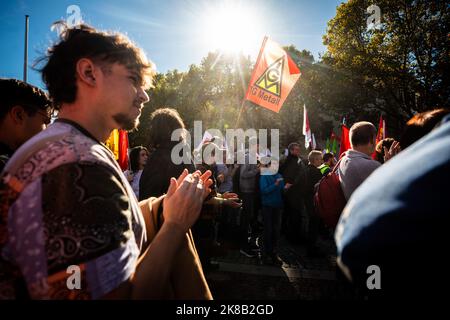 Stuttgart, Deutschland. 22. Oktober 2022. Zahlreiche Menschen nehmen an einer Demonstration auf dem Schlossplatz Teil und fordern unter anderem effektive kurzfristige Hilfsmaßnahmen, eine Strompreis- und Gaspreisgrenze, weitere Energiezuschüsse und ein Ende der Abhängigkeit von fossilen Brennstoffen. Die Demonstrationen unter dem Motto "Solidarity Autumn" finden bundesweit statt. Quelle: Christoph Schmidt/dpa/Alamy Live News Stockfoto