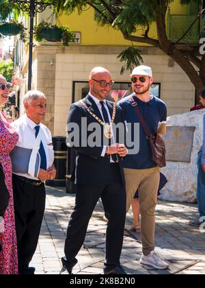 Die schottische Piper beklagt sich, als die Menschen aus einer Trauermesse für Königin Elizabeth 2 in der Kathedrale auf dem Felsen von Gibraltar aussteigen Stockfoto