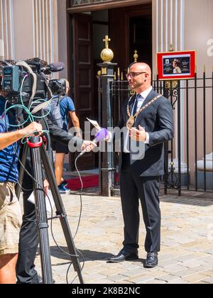 Die schottische Piper beklagt sich, als die Menschen aus einer Trauermesse für Königin Elizabeth 2 in der Kathedrale auf dem Felsen von Gibraltar aussteigen Stockfoto