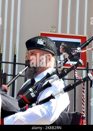 Die schottische Piper beklagt sich, als die Menschen aus einer Trauermesse für Königin Elizabeth 2 in der Kathedrale auf dem Felsen von Gibraltar aussteigen Stockfoto