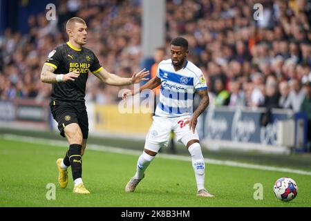 Max Power von Wigan Athletic (links) und Kenneth Paal von den Queens Park Rangers kämpfen während des Sky Bet Championship-Spiels in der Loftus Road, London, um den Ball. Bilddatum: Samstag, 22. Oktober 2022. Stockfoto