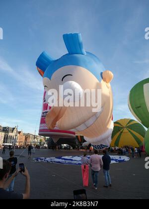 Sint Niklaas, Belgien, 04. September 2022, Heißluftballon in Sonderform des Möbelhauses WEBA wird mit warmer Luft aufgepumpt Stockfoto