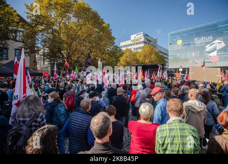 Stuttgart, Deutschland. 22. Oktober 2022. Zahlreiche Menschen demonstrierten in Stuttgart. Quelle: Christoph Schmidt/dpa/Alamy Live News Stockfoto