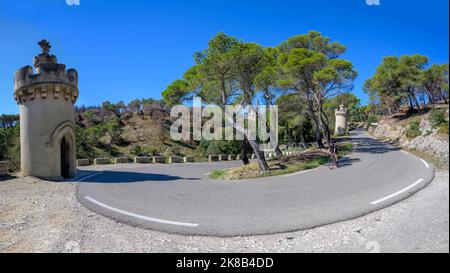 Männlicher Radfahrer, der auf der Straße von der Abtei Frigolet, Tarascon, Provence, Frankreich, absteigt. Stockfoto