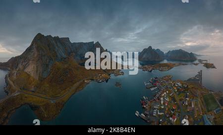 Luftpanorama der Lofoten-Inseln im Norden Norwegens während der Herbstsaison Stockfoto