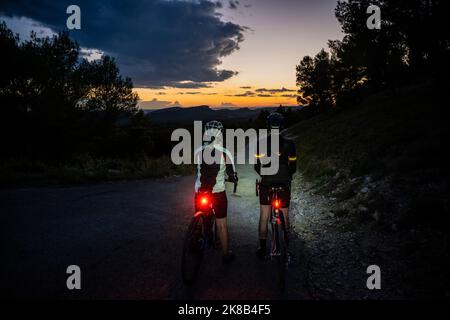 Mutter und Sohn blicken von den Alpilles in der Nähe von San Remy, Provence, Frankreich, auf die Mittelmeerküste. (Keine Logos) Stockfoto