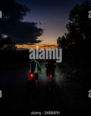 Mutter und Sohn blicken von den Alpilles in der Nähe von San Remy, Provence, Frankreich, auf die Mittelmeerküste. (Keine Logos) Stockfoto