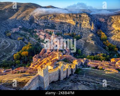 Blick auf Albarracin bei Sonnenuntergang mit seinen Mauern und die Kirche Santa Maria y Santiago im Vordergrund. Teruel, Spanien. Stockfoto