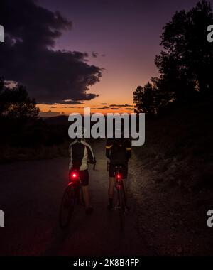 Mutter und Sohn blicken von den Alpilles in der Nähe von San Remy, Provence, Frankreich, auf die Mittelmeerküste. (Keine Logos) Stockfoto