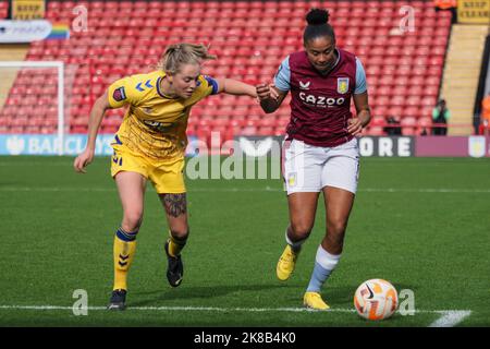 Walsall, Großbritannien. 22. Oktober 2022. Walsall, England, 22. 2022. Oktober: Lucy Graham (17 Everton) und Chantelle Boye-Hlorkah (11 Aston Villa) kämpfen während des Barclays FA Womens Super League-Spiels zwischen Aston Villa und Everton im Bescot Stadium in Walsall, England (Natalie Mincher/SPP) um den Ball Kredit: SPP Sport Pressefoto. /Alamy Live News Stockfoto