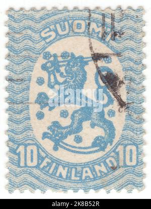 FINNLAND - 1921: Eine hellblaue Briefmarke mit 10 Pennien, die finnische heraldische Symbole zeigt: Gekrönter Löwe, Schwert, Säbel und stilisierte Blumen. Helsinki Ist Stockfoto