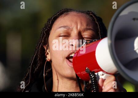 Durham, North Carolina, USA. 22. Oktober 2022. ANIYAH VINES führt in Gesängen an, als Fürsprecher, Studenten und Betroffener, die sich in Durham, NC, zu einer frühen Abstimmung versammelten, zu den Umfragen auf dem Campus der North Carolina Central University marschierten. (Bild: © Bob Karp/ZUMA Press Wire) Stockfoto