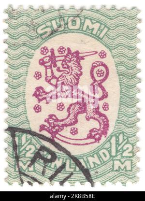 FINNLAND - 1926: Eine grüne und violette Briefmarke mit 1,50 Marken, die finnische heraldische Symbole zeigt: Gekrönter Löwe, Schwert, Säbel und stilisierte Blumen Stockfoto