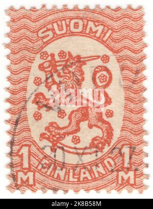 FINNLAND - 1927: Eine 1 Mark tiefe orangene Briefmarke, die finnische Wappensymbole zeigt: Gekrönter Löwe, Schwert, Säbel und stilisierte Blumen Stockfoto