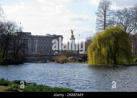 Blick vom St James's Park auf den Buckingham Palace Stockfoto