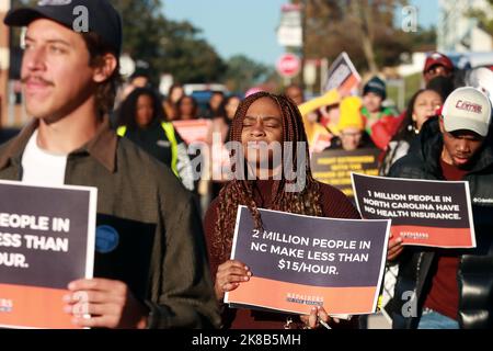 Durham, North Carolina, USA. 22. Oktober 2022. Fürsprecher, Studenten und Betroffener versammelten sich in Durham, NC, zu einem frühen Wahlmarsch zu den Umfragen auf dem Campus der North Carolina Central University. (Bild: © Bob Karp/ZUMA Press Wire) Stockfoto