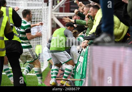 Edinburgh, Schottland, 22.. Oktober 2022. Daizen Maeda von Celtic feiert mit den Fans, nachdem sie beim Cinch Premiership-Spiel im Tynecastle Park, Edinburgh, ein Tor von CelticÕs 3. erzielt hatte. Bildnachweis sollte lauten: Neil Hanna / Sportimage Stockfoto