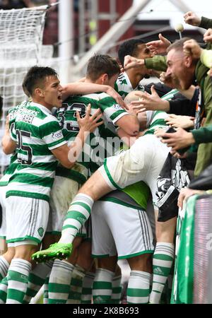 Edinburgh, Schottland, 22.. Oktober 2022. Daizen Maeda von Celtic feiert mit den Fans, nachdem sie beim Cinch Premiership-Spiel im Tynecastle Park, Edinburgh, ein Tor von CelticÕs 3. erzielt hatte. Bildnachweis sollte lauten: Neil Hanna / Sportimage Stockfoto