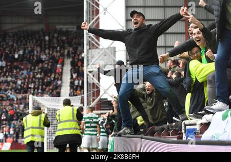 Edinburgh, Schottland, 22.. Oktober 2022. Daizen Maeda von Celtic feiert mit den Fans, nachdem sie beim Cinch Premiership-Spiel im Tynecastle Park, Edinburgh, ein Tor von CelticÕs 3. erzielt hatte. Bildnachweis sollte lauten: Neil Hanna / Sportimage Stockfoto