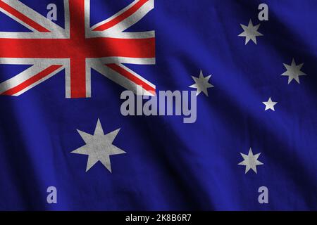 Australien Flagge mit großen Falten winken aus nächster Nähe unter dem Studiolicht im Innenbereich. Die offiziellen Symbole und Farben in Stoff Banner Stockfoto