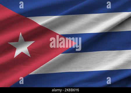 Cuba-Flagge mit großen Falten, die im Innenbereich unter dem Studiolicht aus nächster Nähe winken. Die offiziellen Symbole und Farben in Stoff Banner Stockfoto