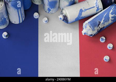 Frankreich Flagge und nur wenige Spraydosen für Graffiti Malerei verwendet. Street Art Kultur Konzept, Vandalismus Probleme Stockfoto